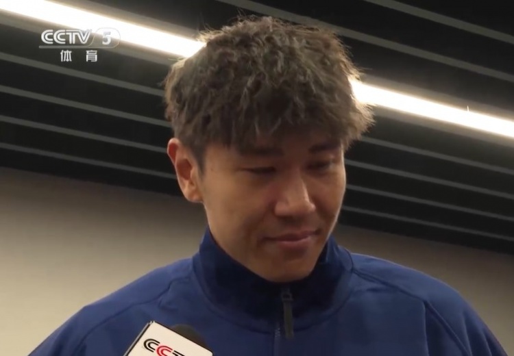  鐵漢柔情！三鎮(zhèn)球員劉奕鳴探望患病小球迷時哽咽