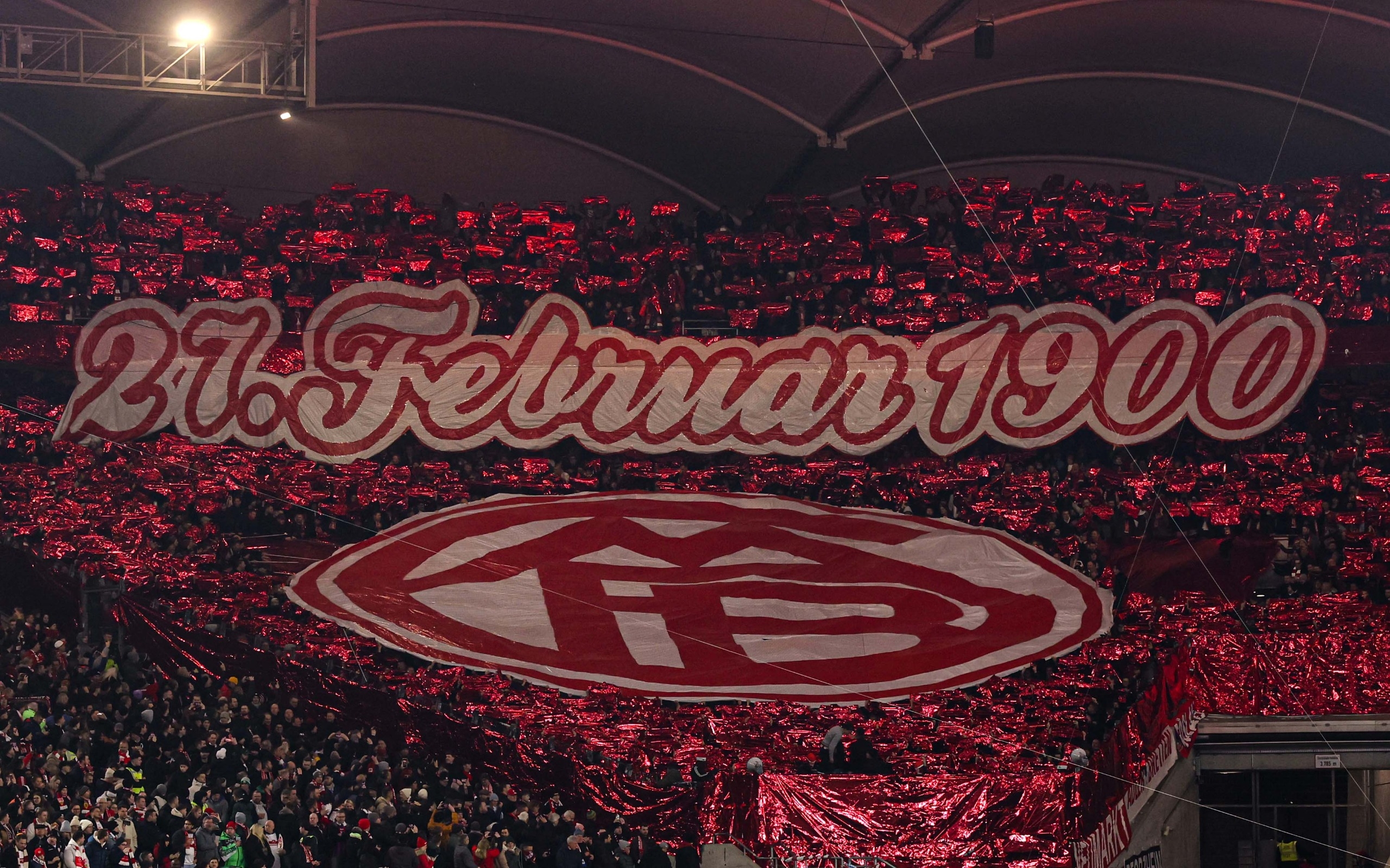  拜仁球迷在看臺(tái)展示TIFO，慶祝俱樂部成立125周年
