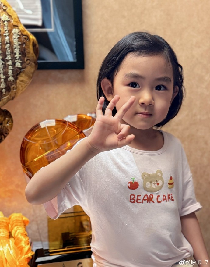  三分大賽三冠王！原帥曬三冠獎杯：完成了女兒給安排的任務(wù)！