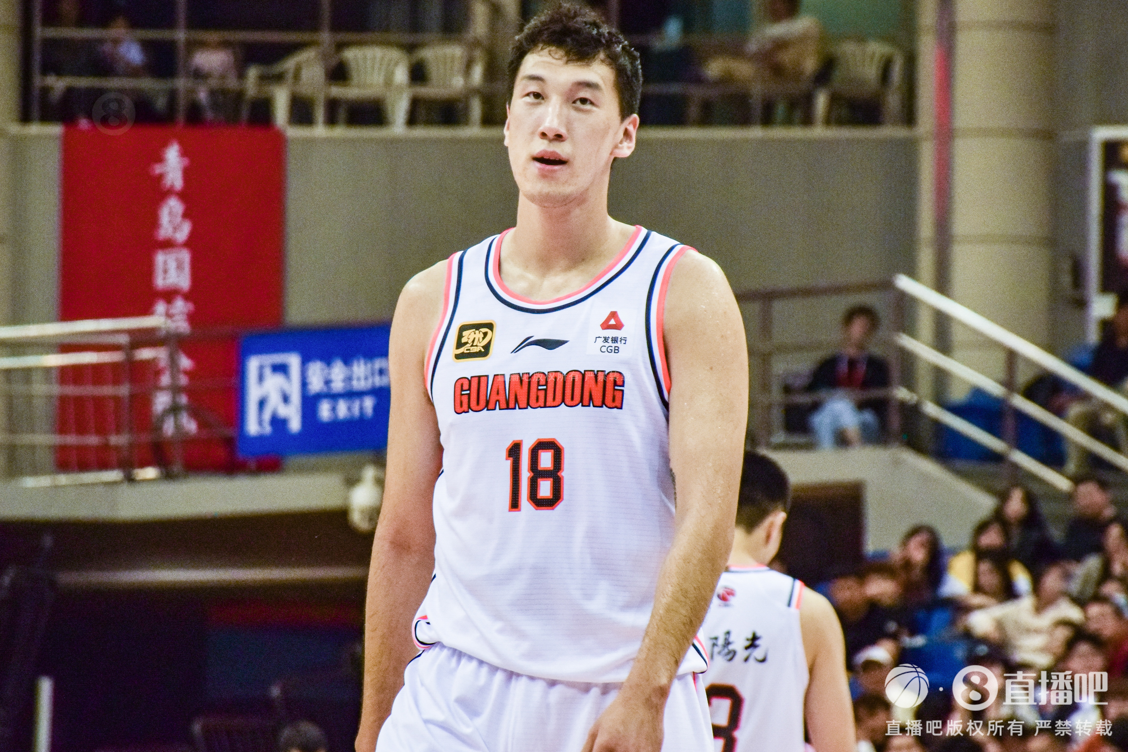  高炮臺發(fā)威！杜潤旺半場6中5拿到13分2斷1帽 三分3中3