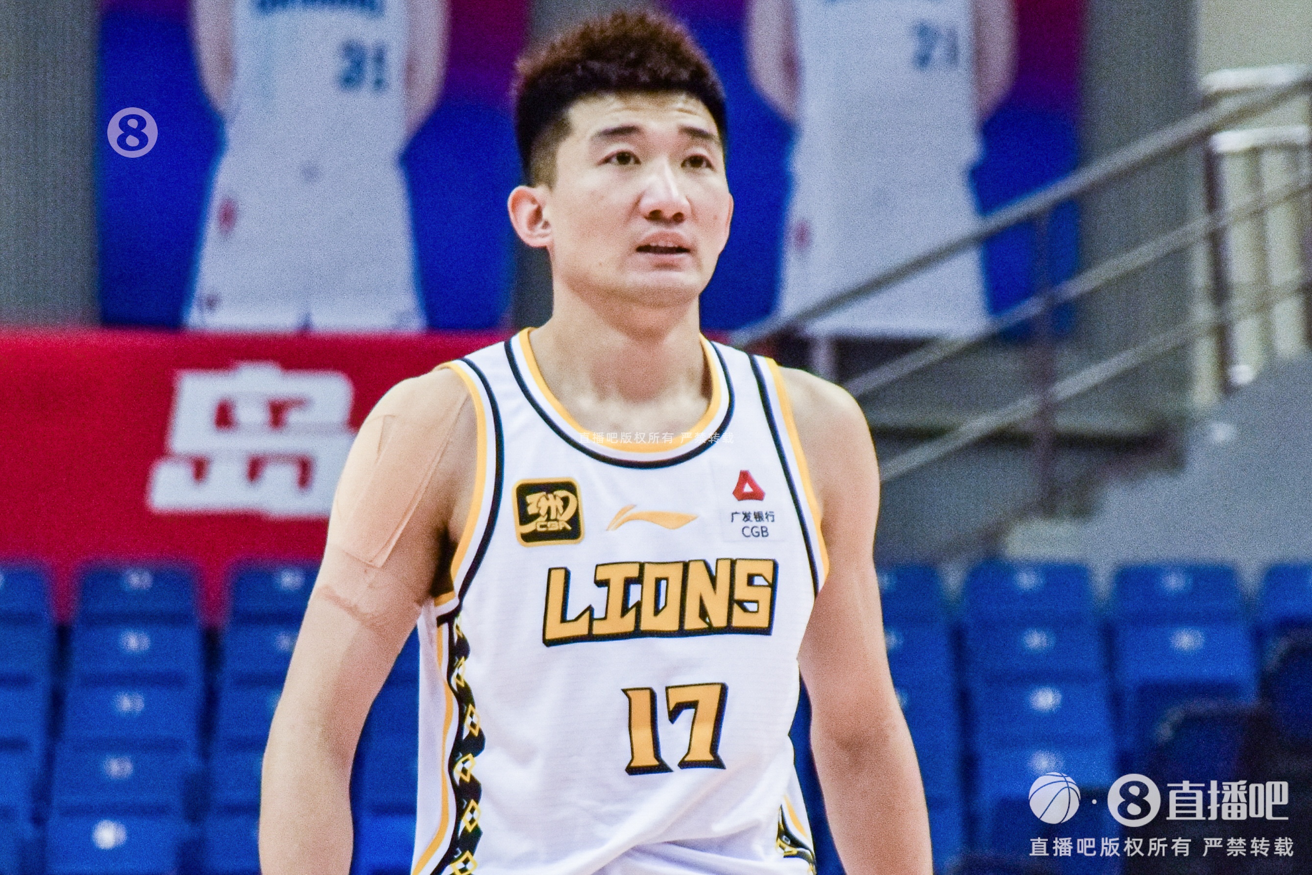  效率太低！孫銘徽15中4拿到15分4板12助2斷1帽 5次犯規(guī)
